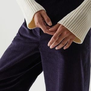 COS MANCHESTER BYXA - 36 - *samma modell men inte samma färg som på första bilden*.  Används endast två gånger och därför inga defekter eller slitningar. Har en utsvängd modell och hög midja. 