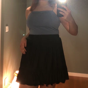 Plisserad kjol - Super fin plisserad svart kjol. Hur fin som helst till sommaren <33 Säljer bodyn i ett annat inlägg!