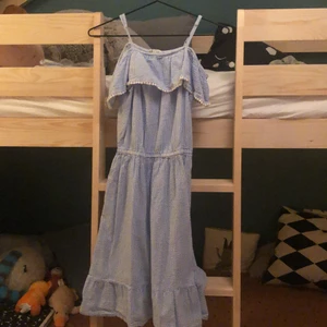 Randig känning - En blå randig klänning från H&M orgenalpris 200. Priset går att diskutera. Bara använd 1-5 gånger