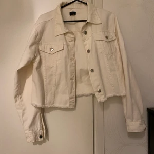 Jeansjackor från Nelly och Gina Tricot  - Vit jeansjacka från Nelly, aldrig använd strl M 80kr . Blå jeansjacka från Gina Tricot, använd en gång strl M 80kr.