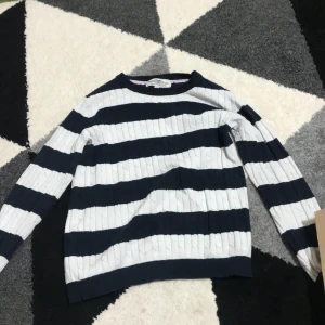 Långärmad kabelstickat tröja  - Kabelstickat tröja aldrig andvänd