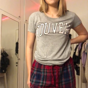 Bikbok t-shirt  - En grå t-shirt från Bikbok med svart tryck. Storlek XS. Har två supersmå hål på axeln annars oskadd:)🖤