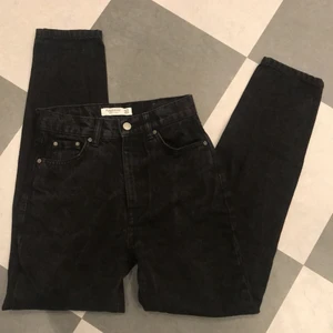 Pull&Bear Mom Jeans - Fint, använt skick. Tvättade tre gånger. Tror att det är P&B’ basic momjeans. Köparen står för frakten. 