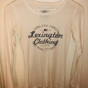 Lexington tröja - Vit lexington tröja. Inte mycket använd, nypris 999kr!