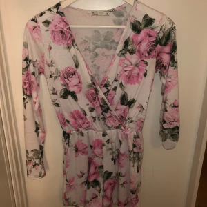 Blommig jumpsuit  - Blommig jumpsuit från Nelly 