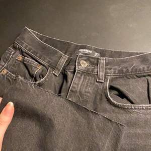Svart/gråa jeans med slits och klippt hål på knät. Använda få gånger🤍 Kan skicka fler bilder 