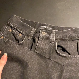 Jeans - Svart/gråa jeans med slits och klippt hål på knät. Använda få gånger🤍 Kan skicka fler bilder 