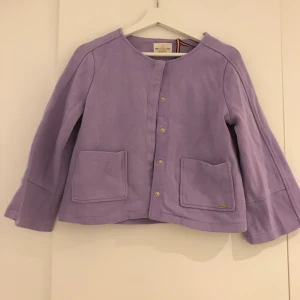 Fin lila jacka i S - Säljer eftersom att jag inte har någon användning för det längre🤗 nytvättad o ostrykt därav formen. 