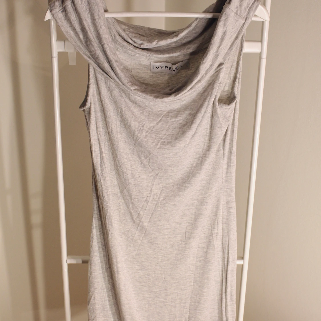 Grå Off Shoulders klänning från Ivyrevel