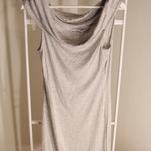 Grå Off Shoulders klänning från Ivyrevel - Grå Off Shoulders klänning från Ivyrevel I fint skick! storlek: M Direkt pris: 45kr, Skriv buden till mig privat eller kommentera på bilden! Buda med minst 5kr varje gång ✨(Alla bud är välkomna) Köpare står för frakten (Du bestämmer vilket paket så länge det uppfyller vikt och storleks kraven)