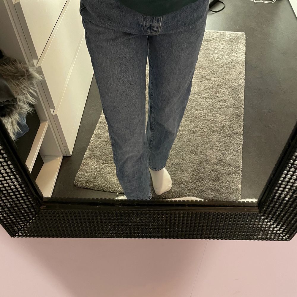 Super trendiga vida/raka jeans från Gina!🥰Nypris 500kr!❤️säljes pga inte riktigt min stil på jeans längre och har för många🥴💖Inga skador eller liknande!! Ser ut som nya faktiskt! Väldigt sköna❤️vid fler intresserade blir det budgivning!☺️om spårbar frakt önskas går det nog att fixa på 63kr👍. Jeans & Byxor.