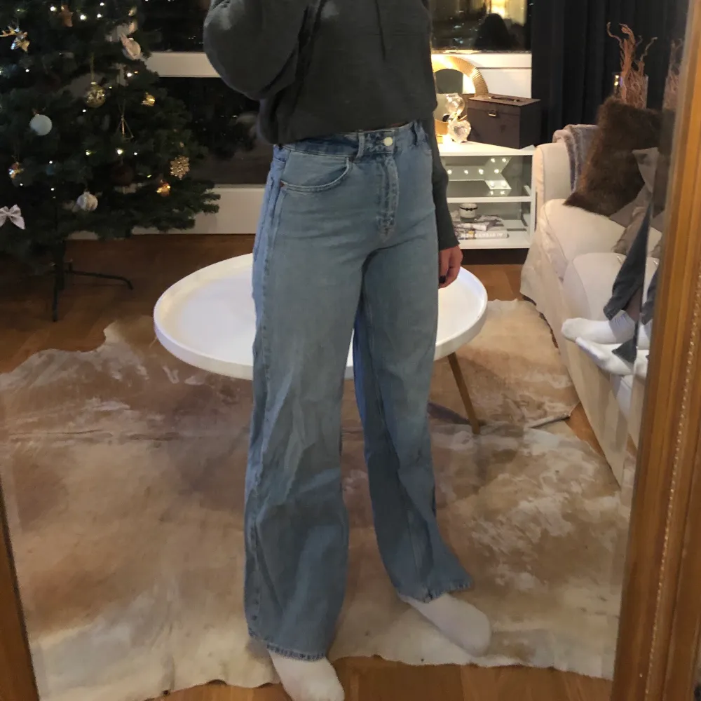 Asnajs jeans från Zara i modellen wide leg! Älskar de men är tyvärr liiite för korta för min smak på mig som är 176. De är högmidjade och i en fräsch blå färg som passar perfekt till våren!! ⚡️🤪. Jeans & Byxor.