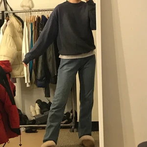 Vintage sweatshirt - Mörkblå vintage sweatshirt som blivit naturligt solblekt vilket ger en supercool effekt! Storlek M-L. Frakt tillkommer 66kr