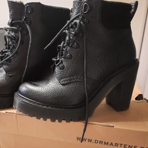 Dr. Martens vinter klackskor - Storlek37 , använd 2gånger ,     säljer pga. Ej avnvändning.      Billigare  vid snabb affär😍