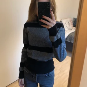 Glittrig stickad tröja  - Super fin tröja från Tiger of Sweden, säljer då den ej kommer till användning, nypris 800kr