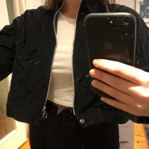 Svart Manchester jacka  - Svart croppad  manchester jacka från Humana. Endast testad. Passar mellan xs-l beroende hur man vill att den ska sitta. Väldigt tunn så passar bra till vår/sommar.