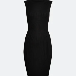 Bikbok klänning  - Ärmlös med polohals. Oanvänd med prislapp kvar. Storlek medium 