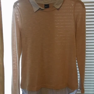 Tröja  - Tröjan är från Gina Tricot och har inga fel alls. Väldigt tunn tröja med fake skjorta, kan användas som den är eller med en tröja över :) Färgen skulle jag beskriva som mycket ljusbrun, lite svårt att se. 
