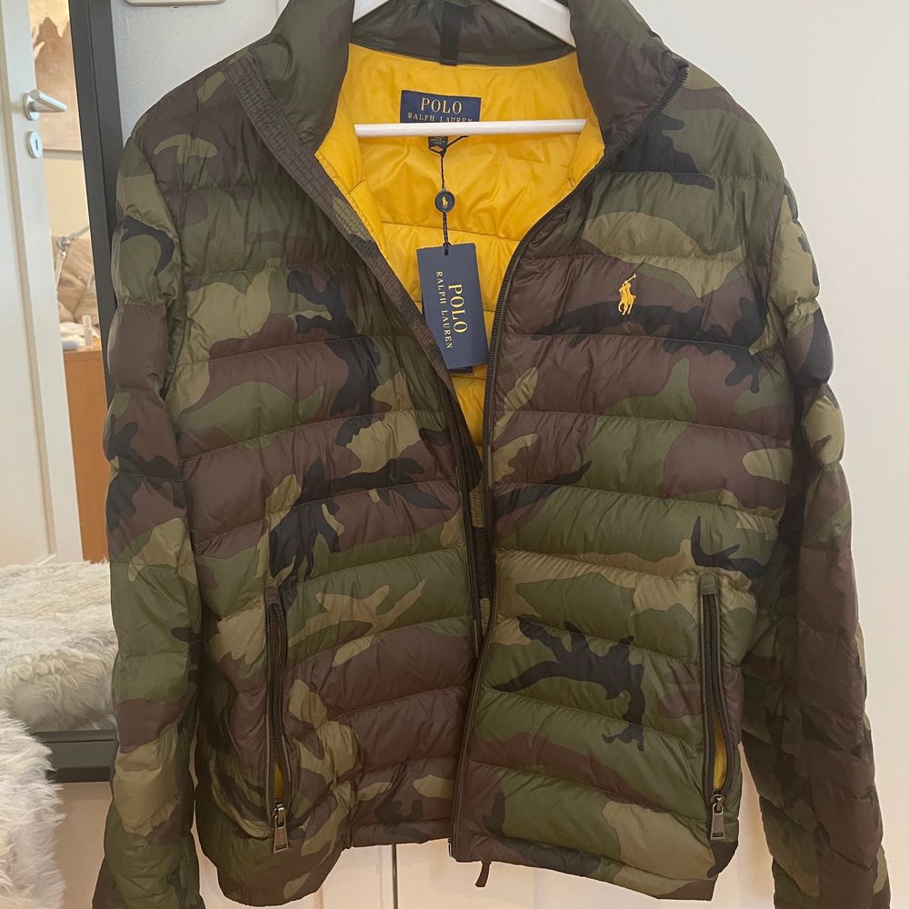 Hej! Säljer min Polo Ralph Lauren camouflage puffer jacket eftersom jag har en ny. Köpt från zalando vinter 19/20 och är en kollektion som inte säljs längre så du kommer aldrig se nån annan ha den! Storlek medium och kostade 3300 ny men säljer för 1490 kr. Använd sparsamt, i nyskick, och hade lapparna kvar, men buda gärna. Fraktar gärna! Vi gör upp om priset privat.. Jackor.