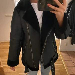 Jacka - Nypris: 899 kr. Säljer denna jacka som jag köpt på Nelly. Den är använd ett antal gånger och har ett hål på högra armen. Det skulle dock lätt kunna gå att sy igen. Den skulle då se så gott som ny ut. Frakt 99 kr. 