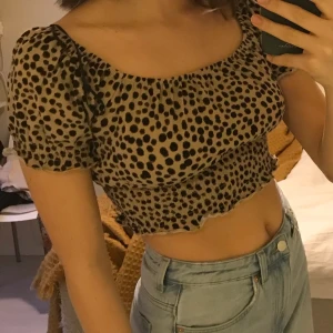 Mönstrad croptop - Hur söt som helst crop top från monki! Leopard print med en fin neckline som är väldigt smickrande.  Superbra skick :) kan mötas upp i Sthlm, annars betalar köparen för frakt❤️