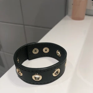 Armband från Edblad  - Säljer mitt mörkgröna armband från Edblad. Inga defekter. 