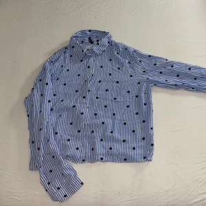 Skjorta i storlek 40 EUR - Jättefin  skjorta från h&m, används några gånger inomhus. Ser helt ny ut. Den passr både S och XS