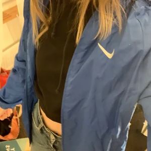 Nike Windbreaker - Skitfin blå vintage jacka i storlek S men passar upp till M! ❤️ Lade upp den tidigare men pga problem med tidigare köpare så måste jag lägga upp den igen:)  Dm för fler bilder. Den har luva