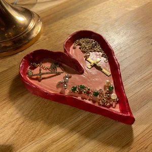 Smyckesfat❤️ - Ett smyckesfat i form av ett hjärta. Detta är en av våra egna handgjorda designs. Hjärtat kan beställas i andra färger om det önskas❤️ Frakt ingår inte i priset. 