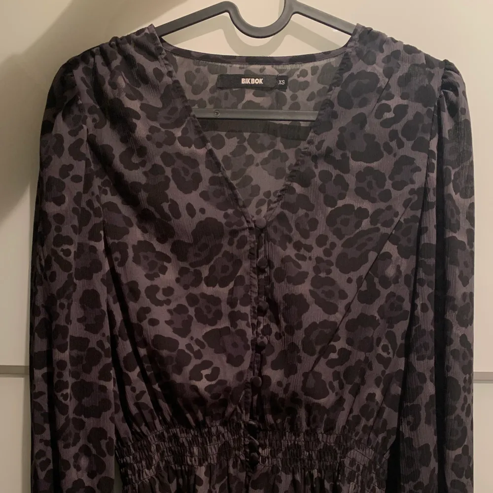 En blus från Bikbok i mörkgrå och svart leopard mönster. Den har resår i midjan och handlederna 🙌🏼 skicket är jättefint då den knappt är använd!. Blusar.