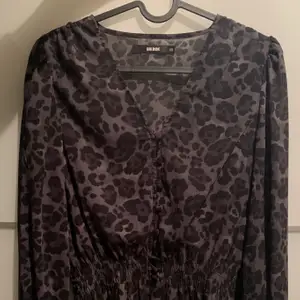 En blus från Bikbok i mörkgrå och svart leopard mönster. Den har resår i midjan och handlederna 🙌🏼 skicket är jättefint då den knappt är använd!