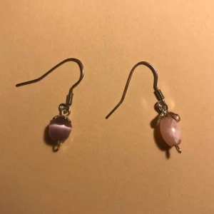Örhängen  - Egen gjorda är gången dessa är ett gulligt miss match par. Silver örhängen med lila/rosa pärlor:)