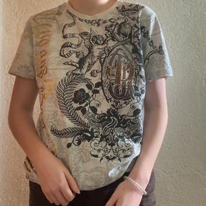Y2k T-shirt med Rhinestones  - Säljer denna fina y2k T-shirt i storlek Large med rhinestones detaljer💕💖💓💜 Buda gärna i dm<3