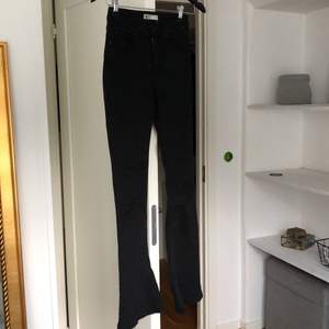 Svarta bootcut jeans från Gina Tricot i storlek S. Bra skick