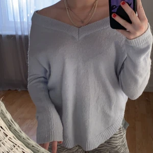 Ljusblå tröja - Supersnygg och varm, från ellos, kan bäras på lite olika sätt. 50kr+44kr frakt✨