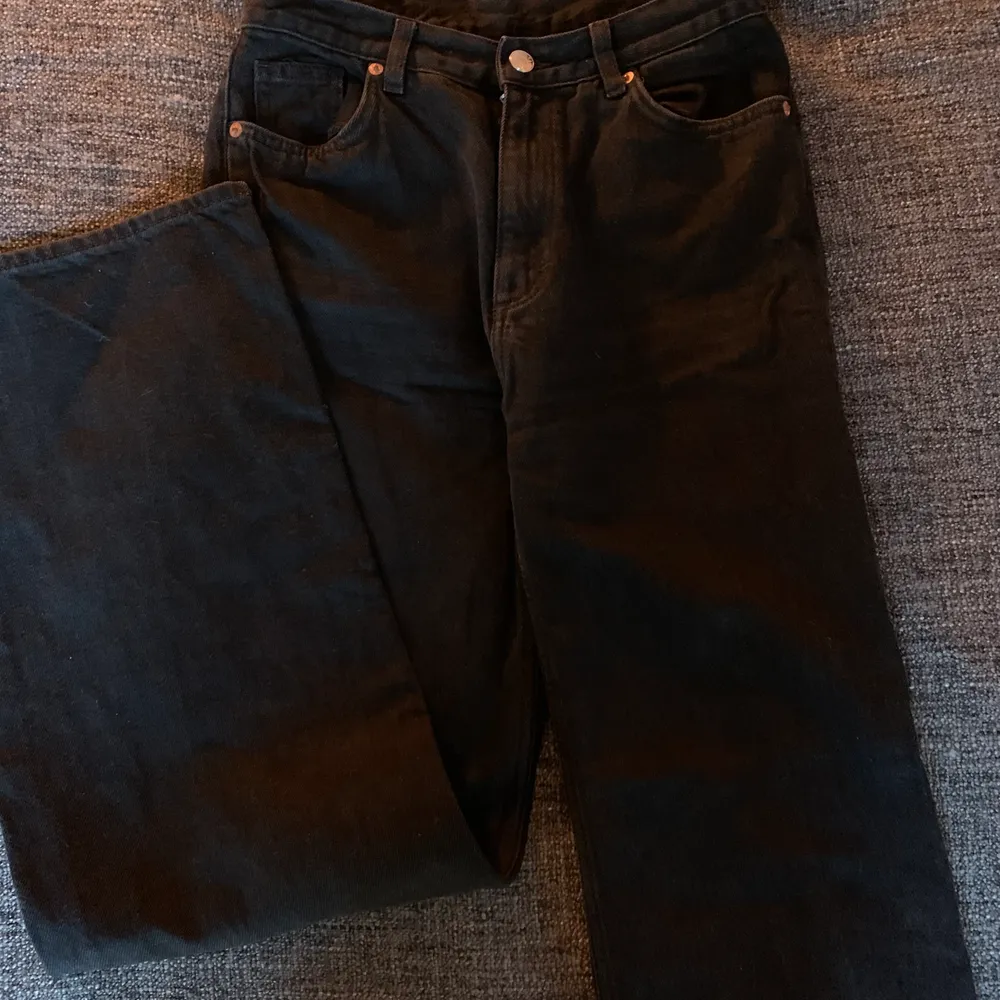 Svarta jeans från Monki i modellen Yoko. Använda ett fåtal gånger men fint skick! Jag bjuder på frakt (frimärken), fråga gärna vid eventuella frågor ☺️💞👍🏽. Jeans & Byxor.