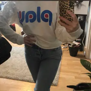 Oversized sweatshirt med ett tryck på bröstet från carlings