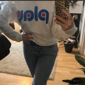 Vit sweatshirt - Oversized sweatshirt med ett tryck på bröstet från carlings