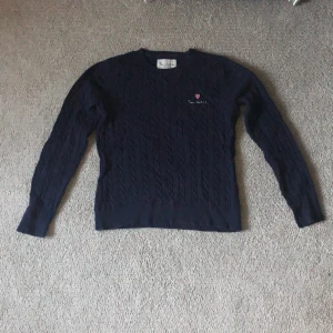 Bondelid kabelstickad tröja - Bondelid kabelstickad tröja i fint använt skick. Köparen står för fraktkostnaden!