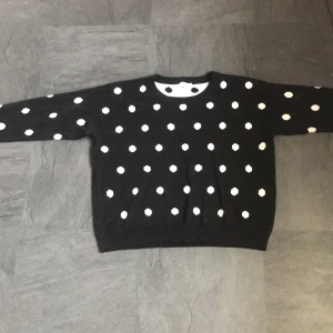 Lång tröja  - Em vit svart prickig lång tröja.De är inget fel på den.Den är inte min still men har använt den typ tre gånger💙ni får betala för frakt💙och frakt priset kan vi ta privat💙