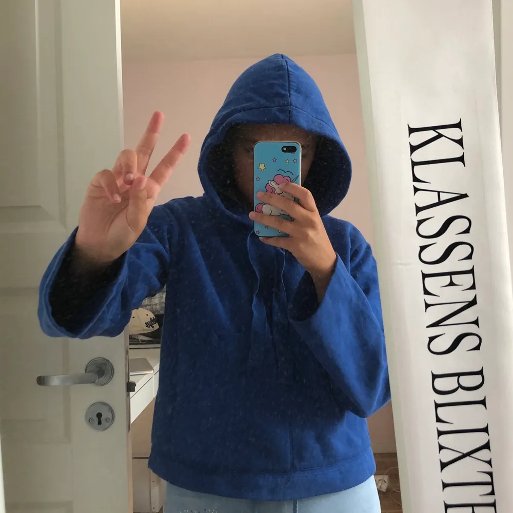 En mörkblå hoodie från H&M som är helt rak (utan muddar) både nedtill och i ärmarna. Frakt tillkommer 🥰. Hoodies.