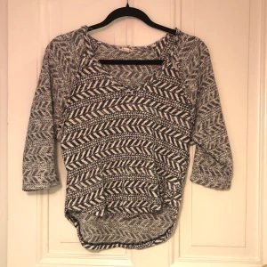 Mysig mönstrad tröjan - En tunn tjocktröja i en bohemisk stil. Använd ett 10 tal gånger. Storlek S men jag kan använda den och har vanligtvis M. Kan mötas upp i Stockholm eller skicka den om man står för frakten själv. 