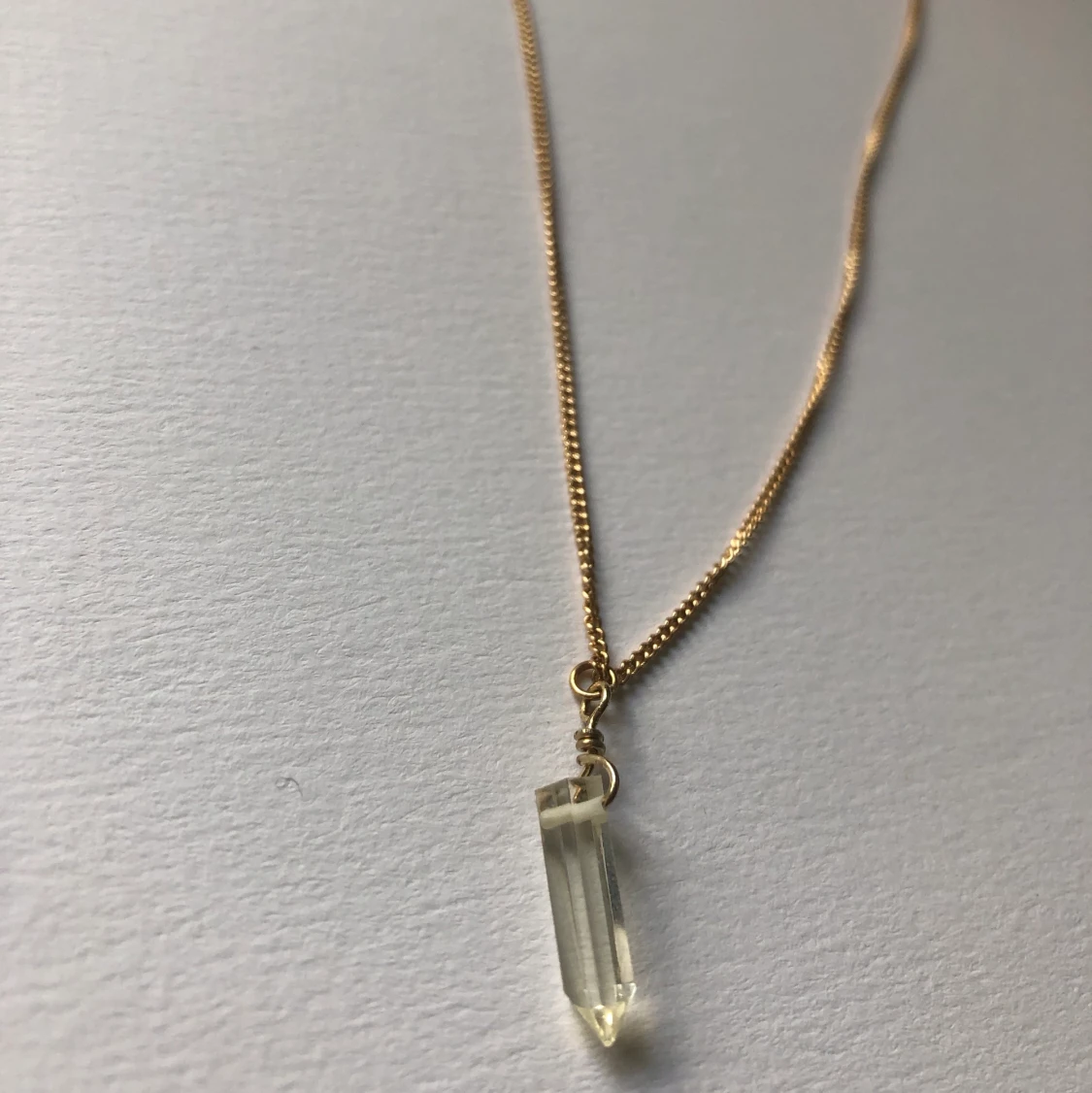 Halsband med genomskinlig sten