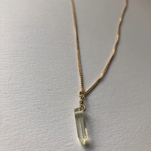 Halsband med genomskinlig sten - Halsband med genomskinlig sten. Knappt använd! Frakt kostar 11kr ❣️