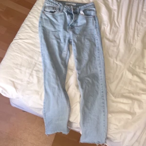 Snygga jeans från bershka! - Såå fina men sälj på grund av att jag inte använder dom längre:( Dom ser ut att vara nya, inte slitna alls faktiskt:) Säljs för 100kr 