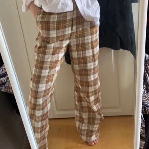 Rutiga kostymbyxor  - Supercoola rutiga kostymbyxor från Misslisibell X NAKD i storlek 36. Aldrig använda utan endast testade, därav är de som nya! Köparen står för frakten:)