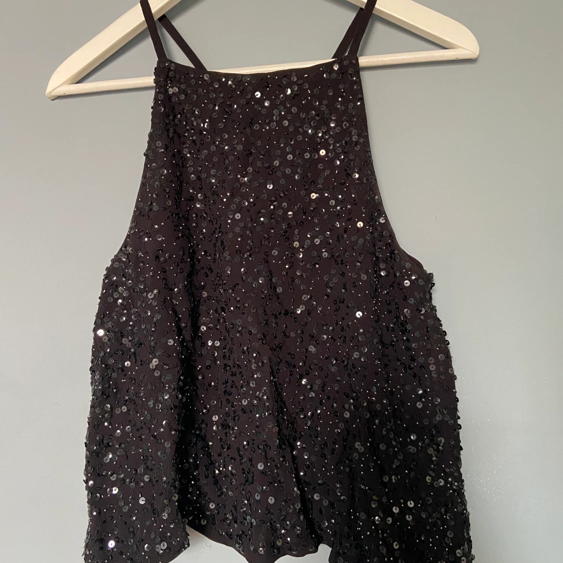 Croppad, glittrig och hög i halsen