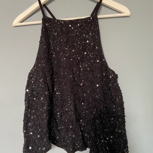 Croppad, glittrig och hög i halsen - Superfin glittertopp som är snyggt hög i halsen och croppad, fin slits på ryggen ⭐️ möter upp i centrala Stockholm eller köpare står för frakt ⭐️