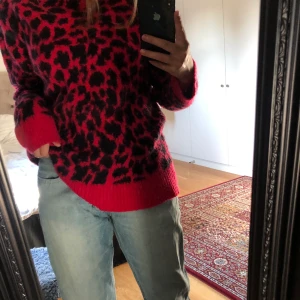 Stickad tröja - Jätte söt skrik rosa stickad tröja från nakd som är använd några få gånger.                                         Sticks inte alls utan är väldigt skön i materialet!💕