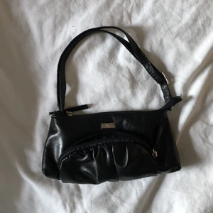 Secondhand väska - En väska i väldigt bra skick, det enda skulle vara remmarna som är lite skrynkliga. Den är ganska lång men jag brukar knyta den, kan förklara bättre vid intresse. Säljer då den inte kommer till användning.